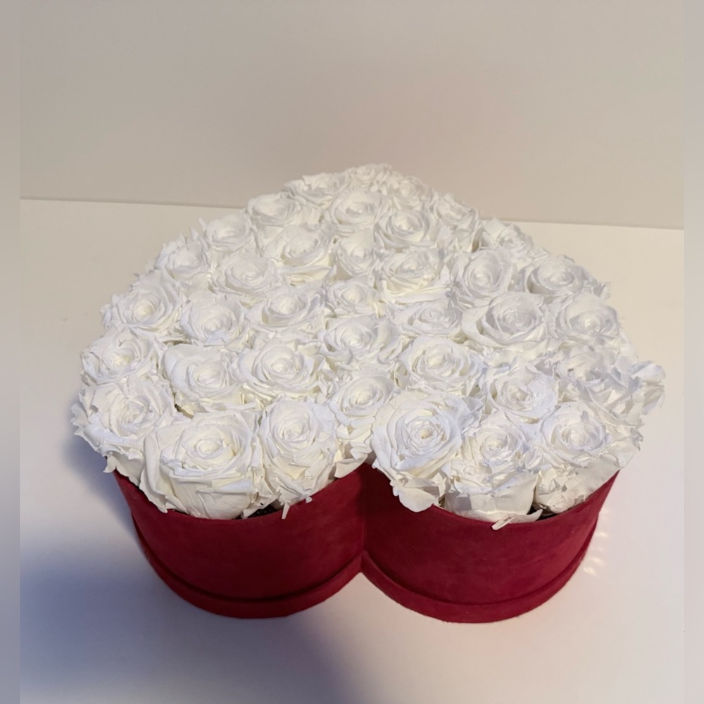 Venus Et Fleur Large Heart-Shaped Box with 36 Eternity White Roses - Picture 5 of 16